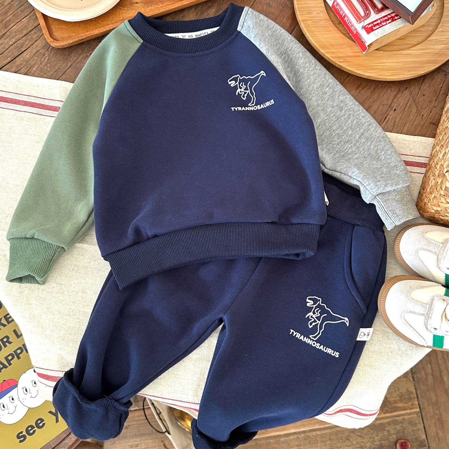 2pcs Baby Dinosaur Sweatshirt and Pant Set