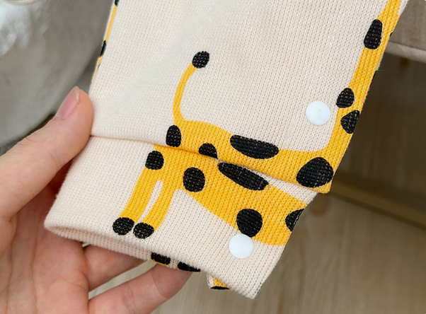 Baby Boy/Girl Allover Cute Giraffes Pattern Fake Two Pieces Long Sleeve Romper-kissminis