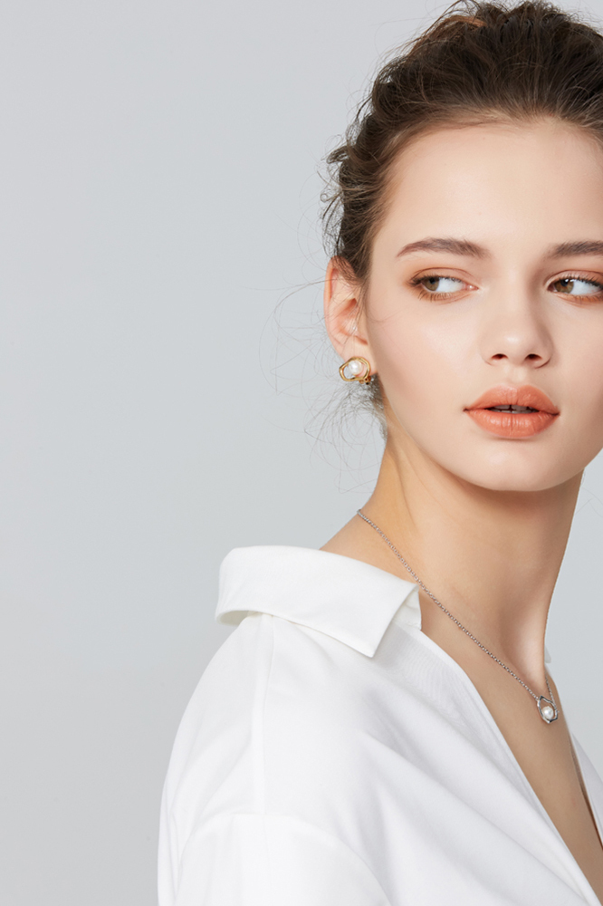Growth Ring Collection Monocyclic Ring Pearl Ear Clip