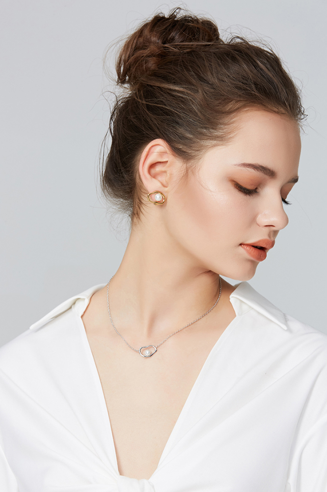 Growth Ring Collection Monocyclic Ring Pearl Ear Clip