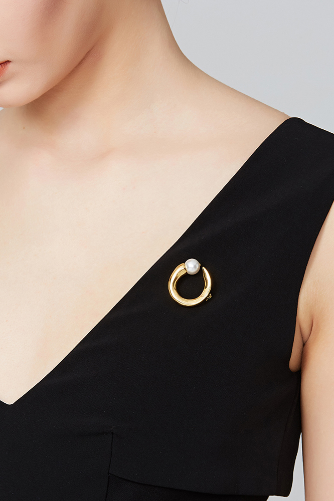 Curvilinear Collection Round Seed Shape Brooch With Pearl