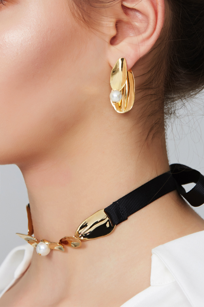 Petals Collection Six Petals Choker With Pearl Ribbon