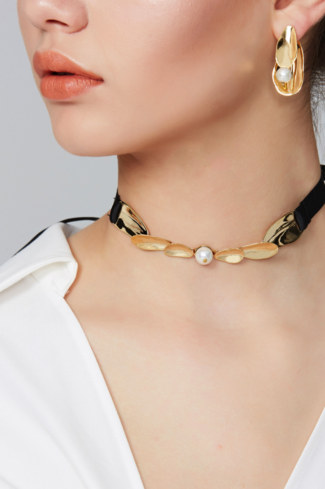 Petals Collection Six Petals Choker With Pearl Ribbon
