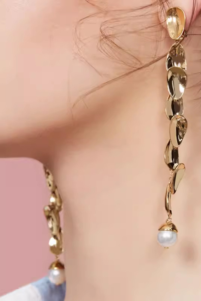 Petals Collection Eight Petals Golden Tassel Ear Clips With Pearls