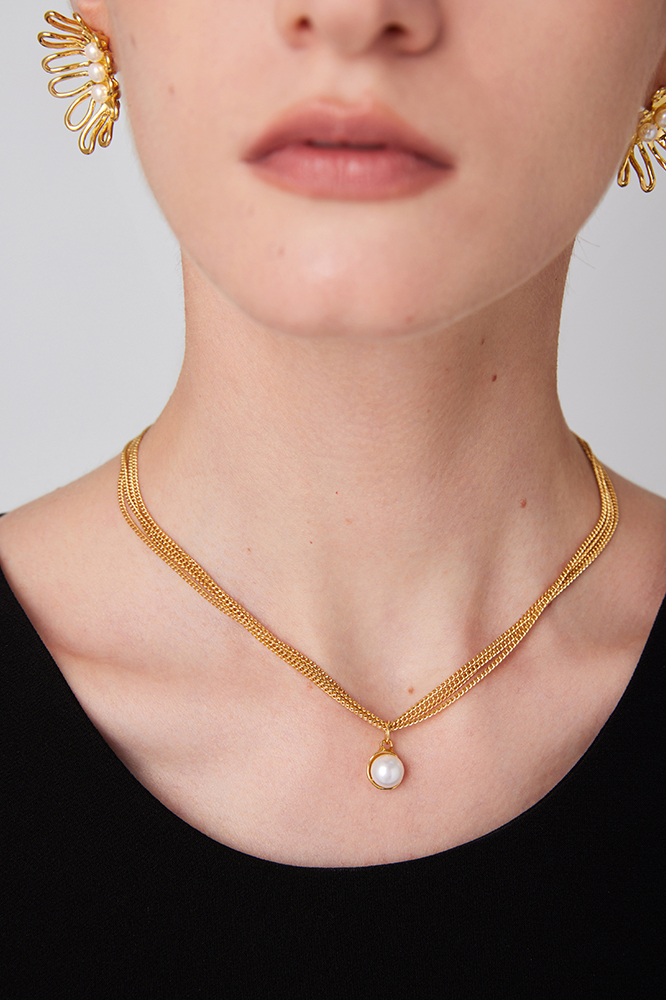 Curvilinear Collection Multi-Chain Pearls Choker