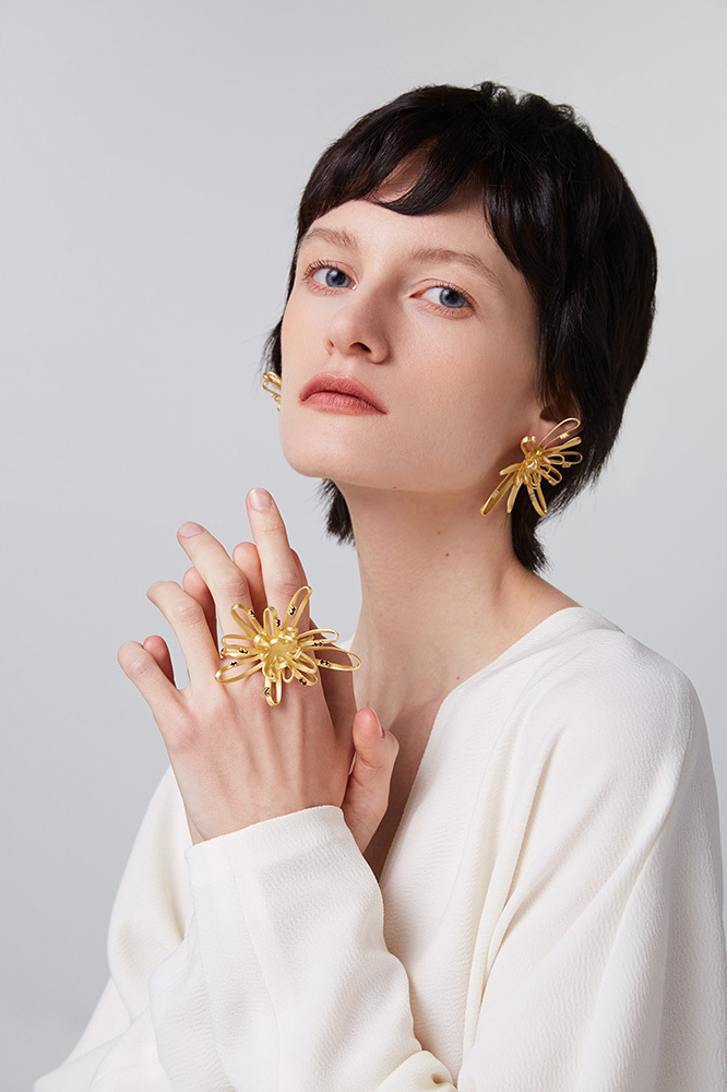 Chrysanthemum Collection Linear Golden Double Finger Ring