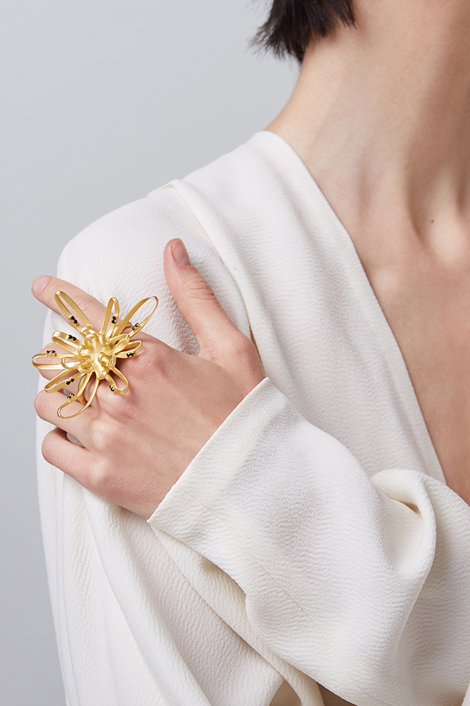 Chrysanthemum Collection Linear Golden Double Finger Ring