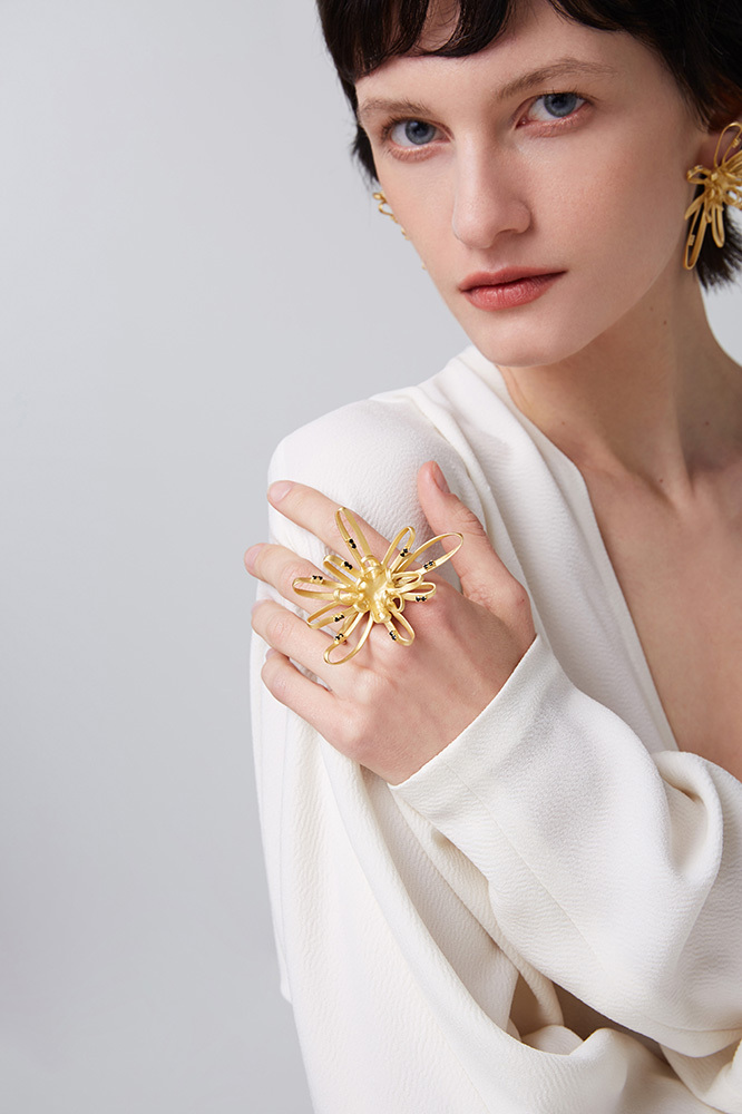 Chrysanthemum Collection Linear Golden Double Finger Ring