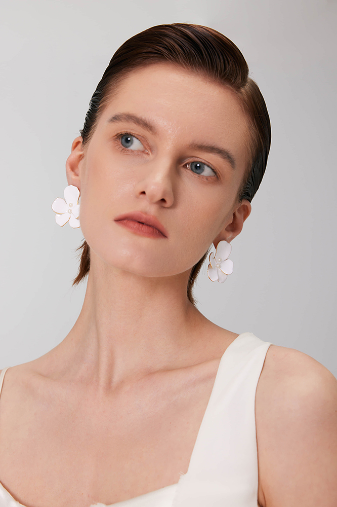 Pansy Collection Flower Shape White Earrings With Pearl