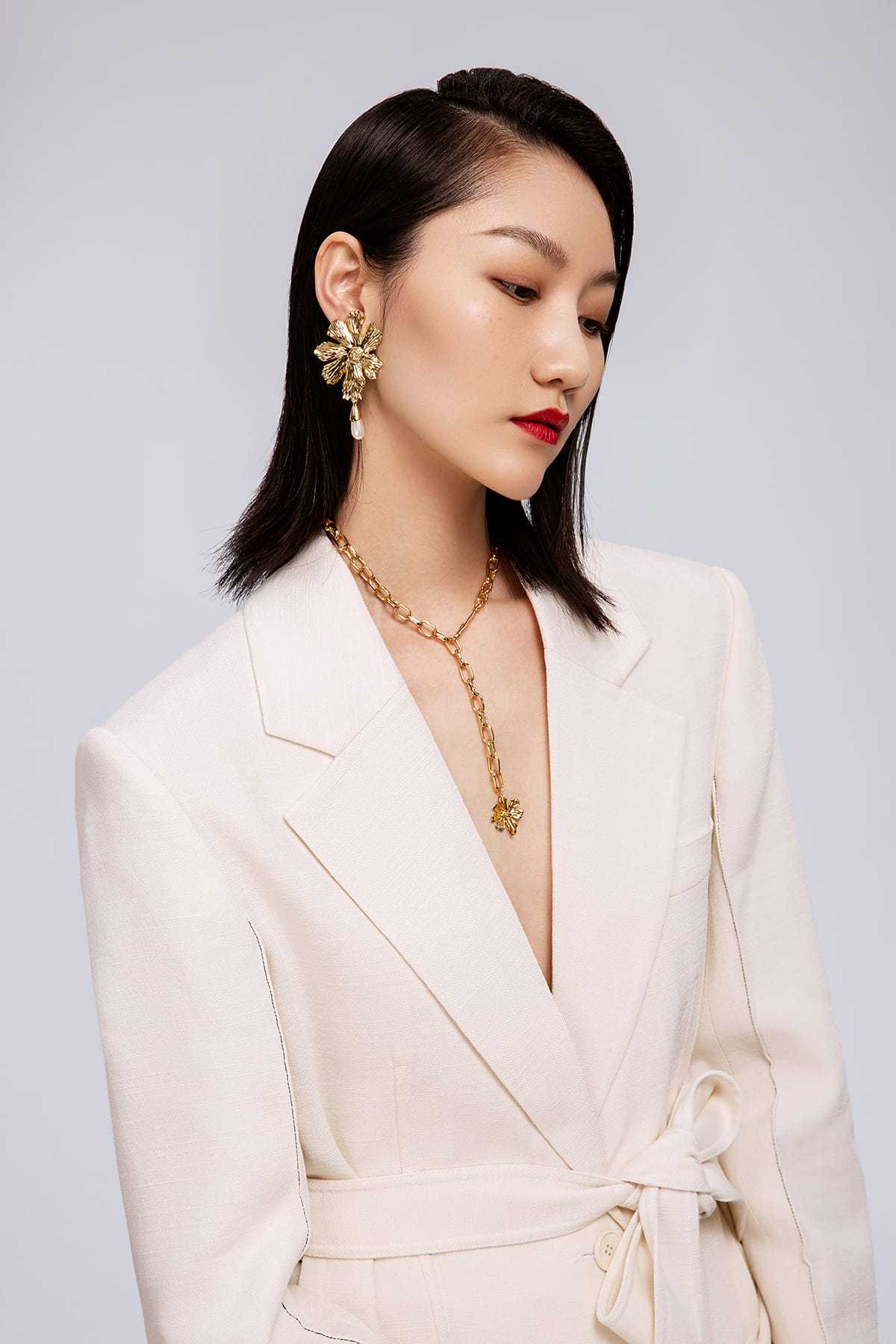 Cosmos Collection White Flower Golden Choker