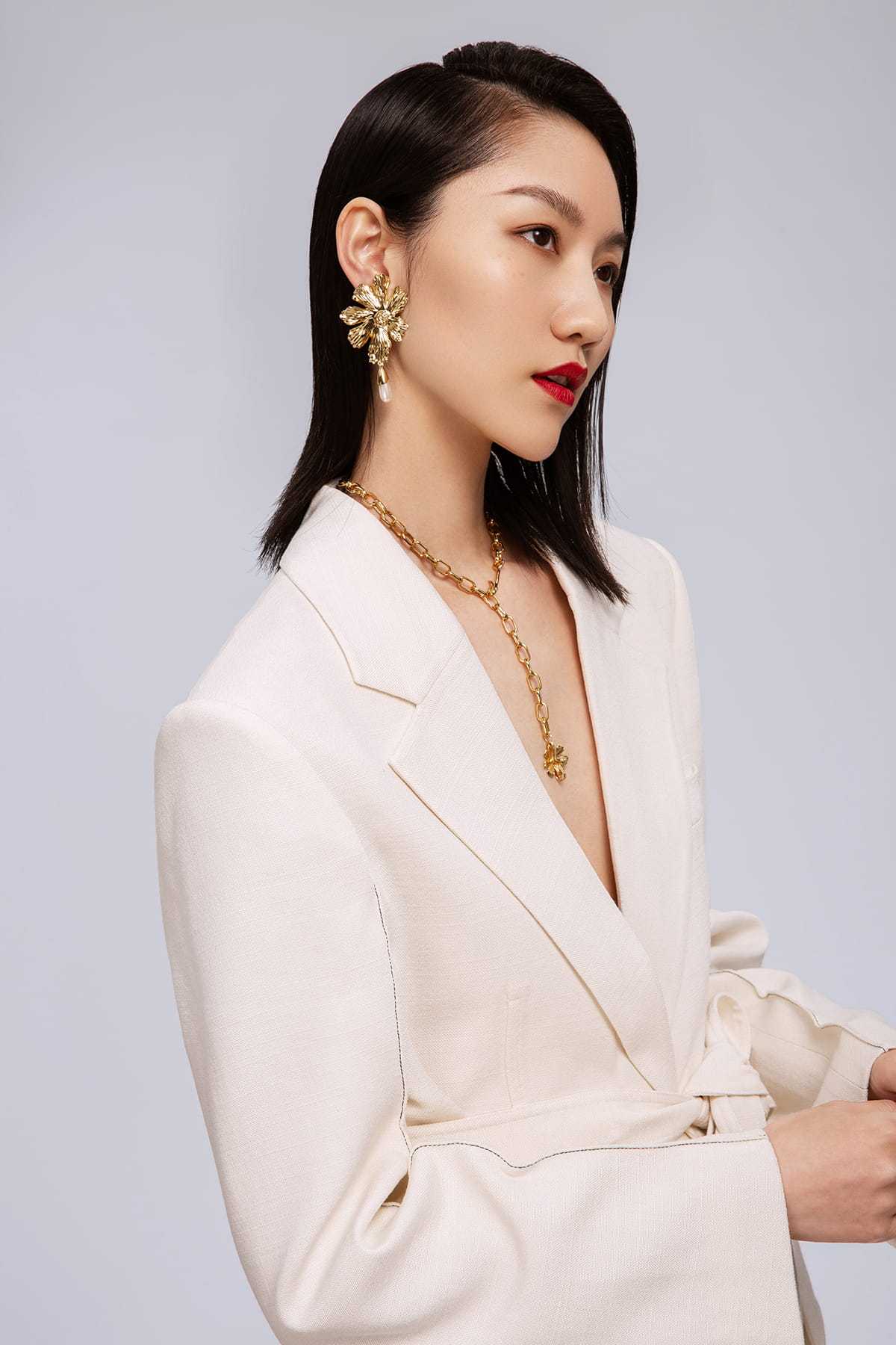 Cosmos Collection White Flower Golden Choker