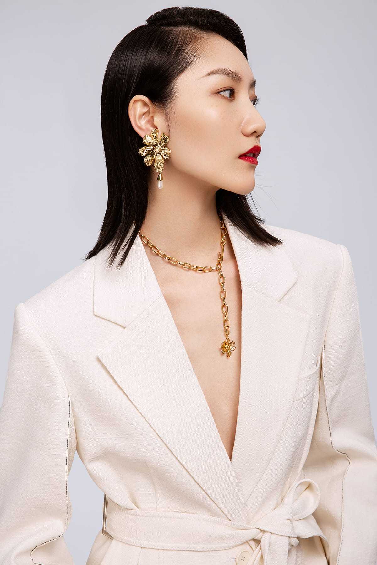 Cosmos Collection White Flower Golden Choker