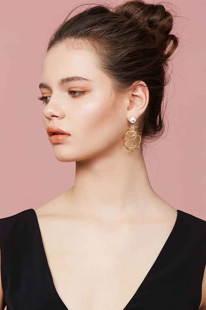 Texture Collection Hollow Pearl Earrings