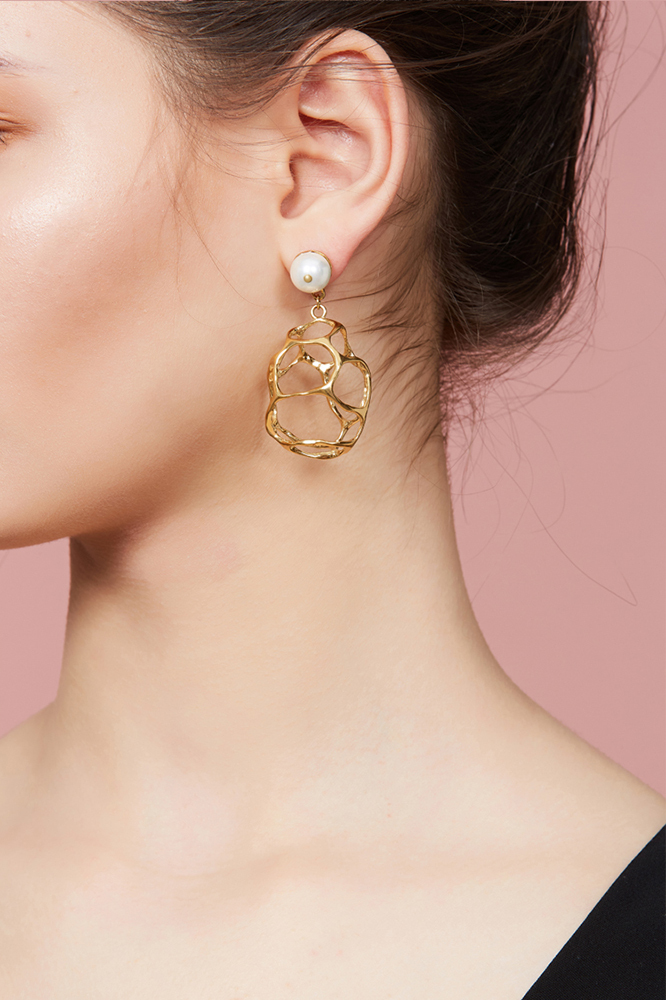 Texture Collection Hollow Pearl Earrings