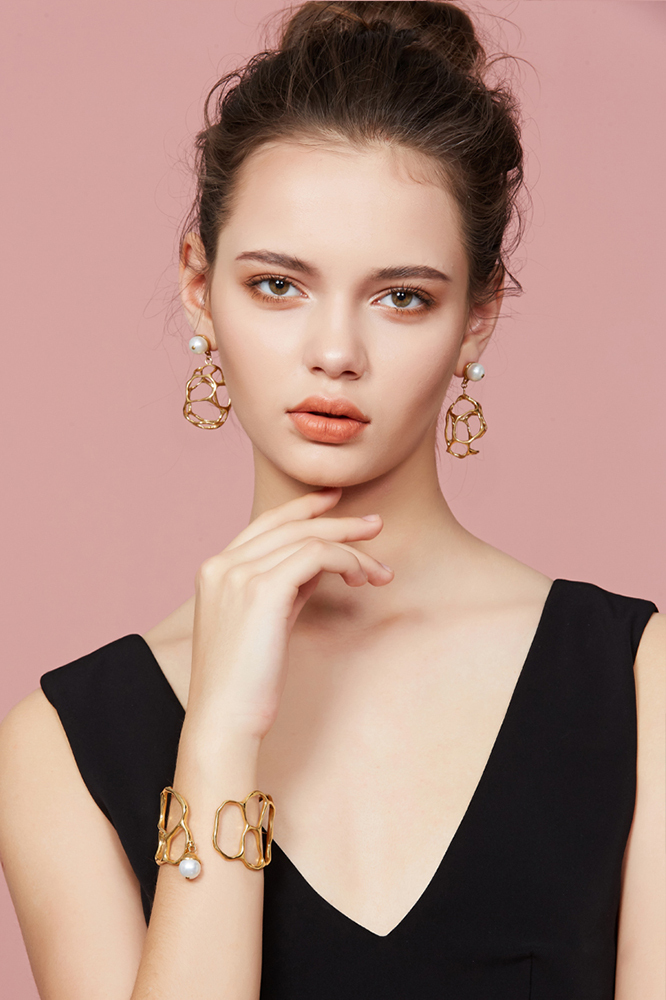 Texture Collection Hollow Pearl Earrings
