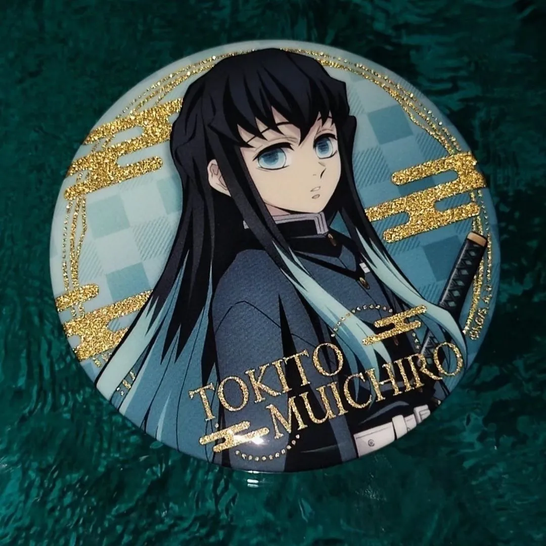 The Demon Slayer Blade has a 58mm tinplate badge that penetrates through the depths of the land