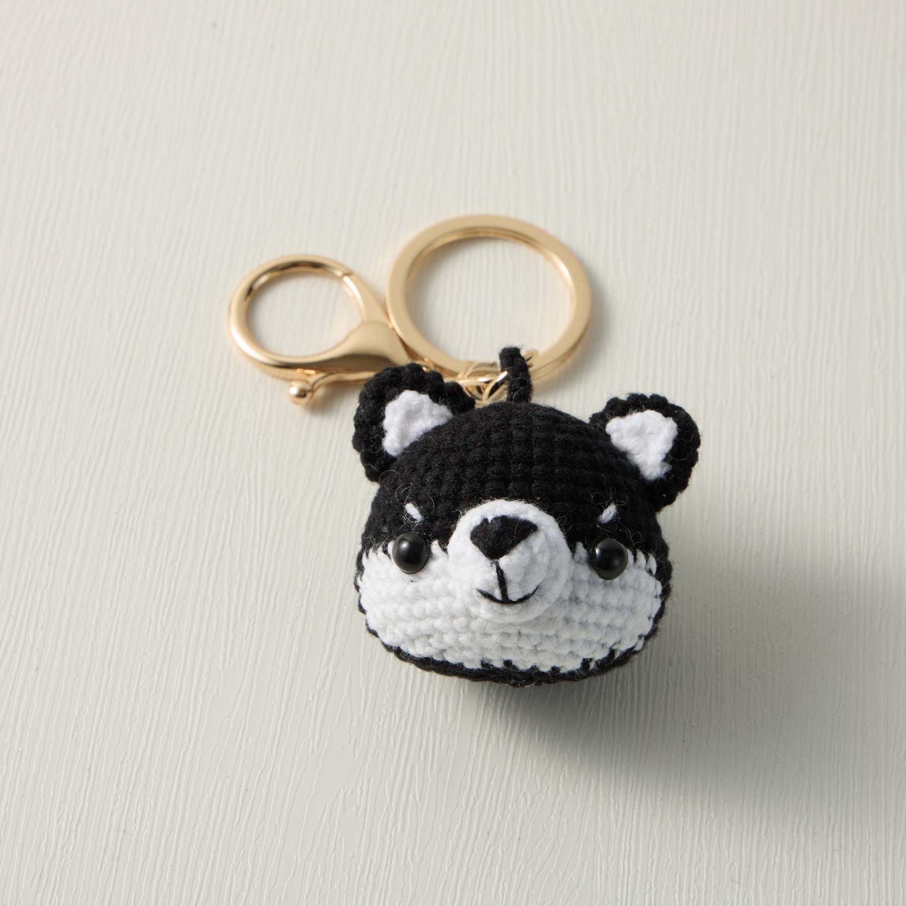 Hand-Knitted Husky Dog Keychain for a Wildly Stylish Touch