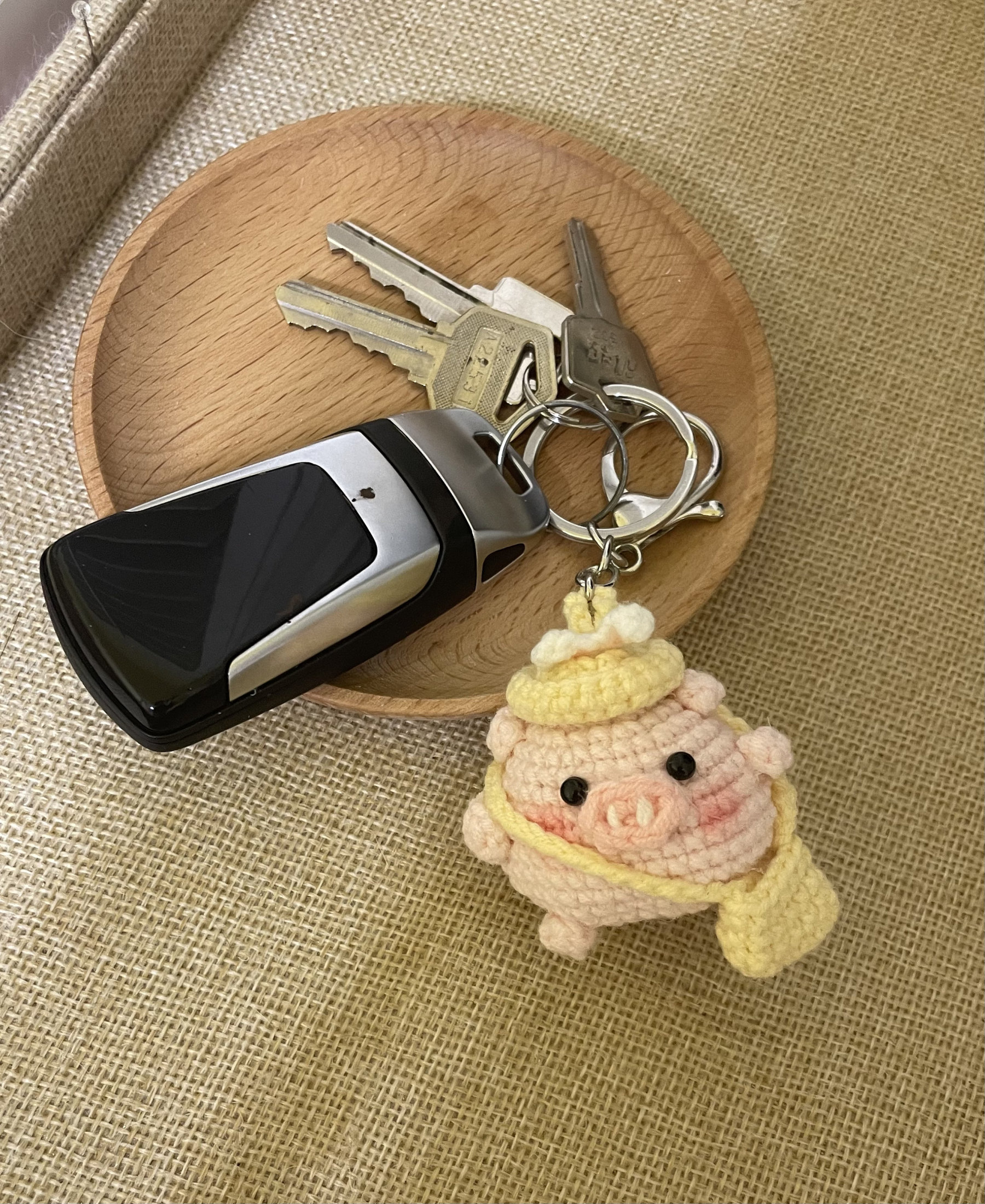 New hand-woven Christmas girl keychain, exquisite woolen crochet carto