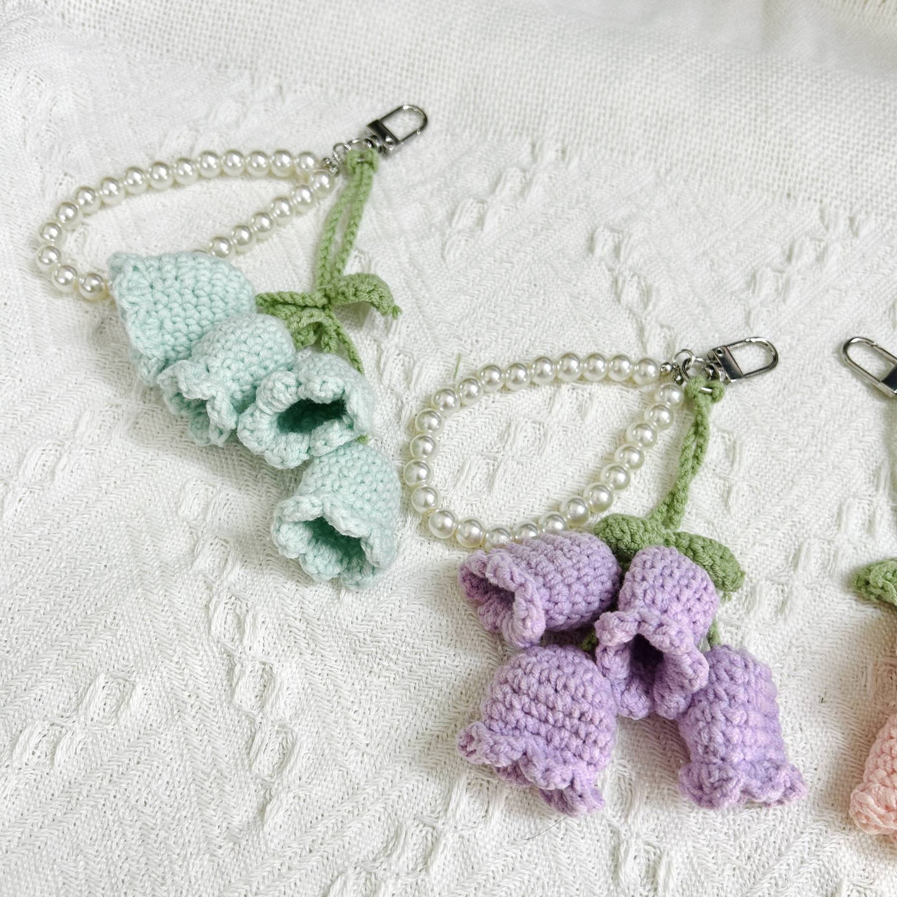 Hand-woven lily of the valley keychain, cute flower pearl chain bag accessories, bag pendants, crochet flower key lanyard