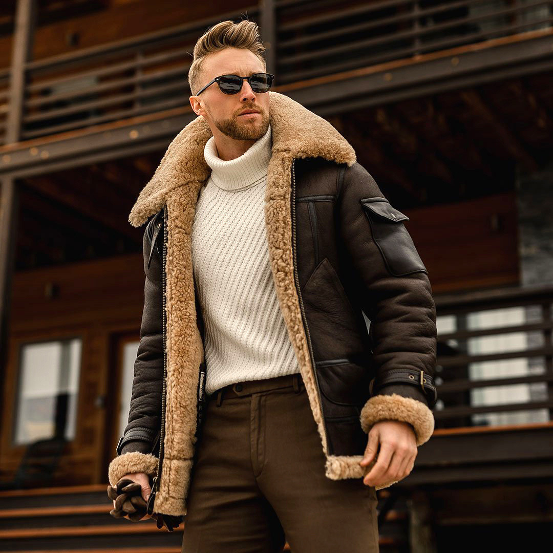 Das ist keine gewöhnliche Jacke! Gefertigt aus reinem Lammfell und Wolle, hält sie Temperaturen bis zu -40 Grad Celsius stand und ist damit selbst für die Arktis und den Himalaya bestens geeignet.