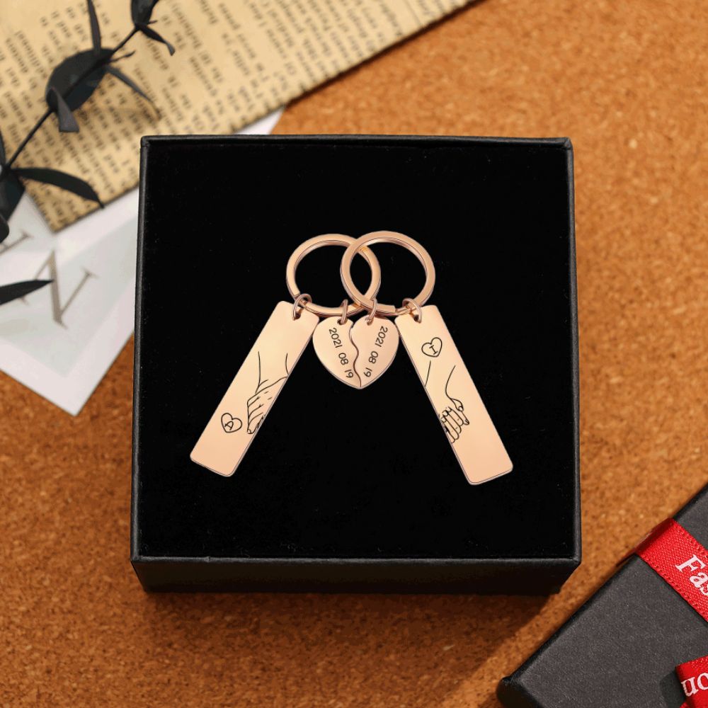 Personalisierbar 2 Buchstaben & Datum-Hand in Hand Herz Paar Metall-Schlüsselanhänger