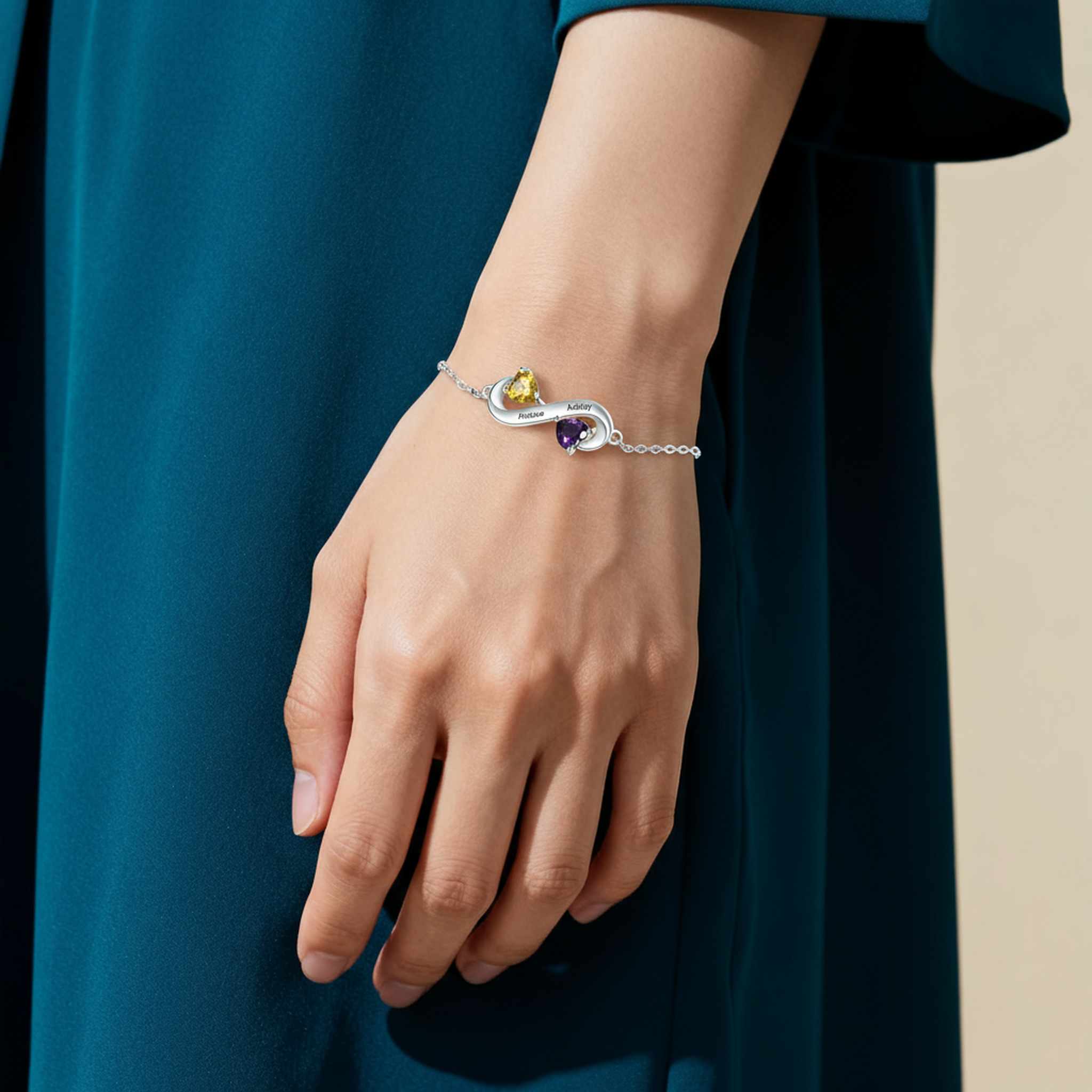 Personalisiertes Infinity Armband mit 2 Namen & Geburtssteinen