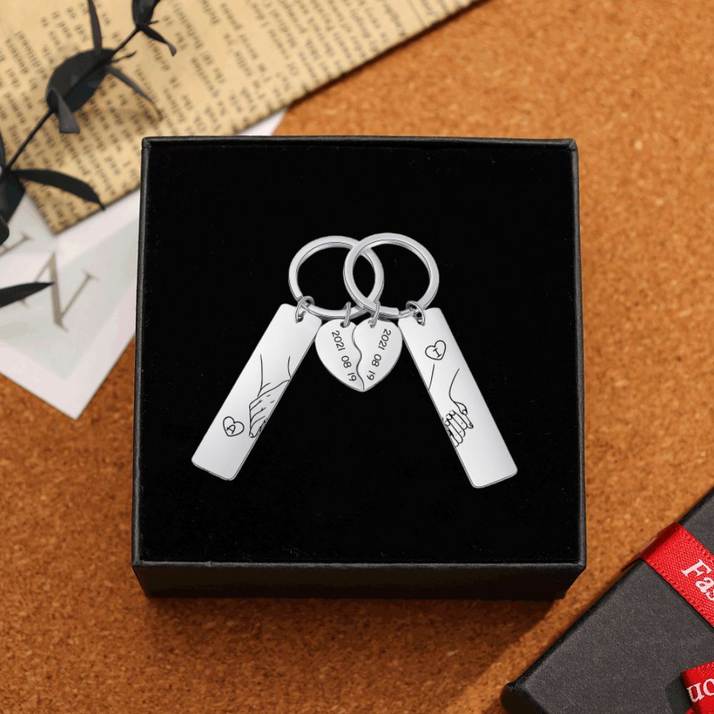 Personalisierbar 2 Buchstaben & Datum-Hand in Hand Herz Paar Metall-Schlüsselanhänger
