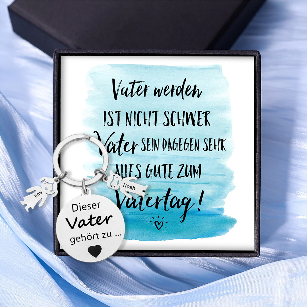 Gravur 2 Namen & Wunschtext Familie Schlüsselanhänger - Dieser Vater ( oder Mutter, Opa, Oma, usw. ) Gehört zu ... mit Geschenkkarte & Geschenkbox Set