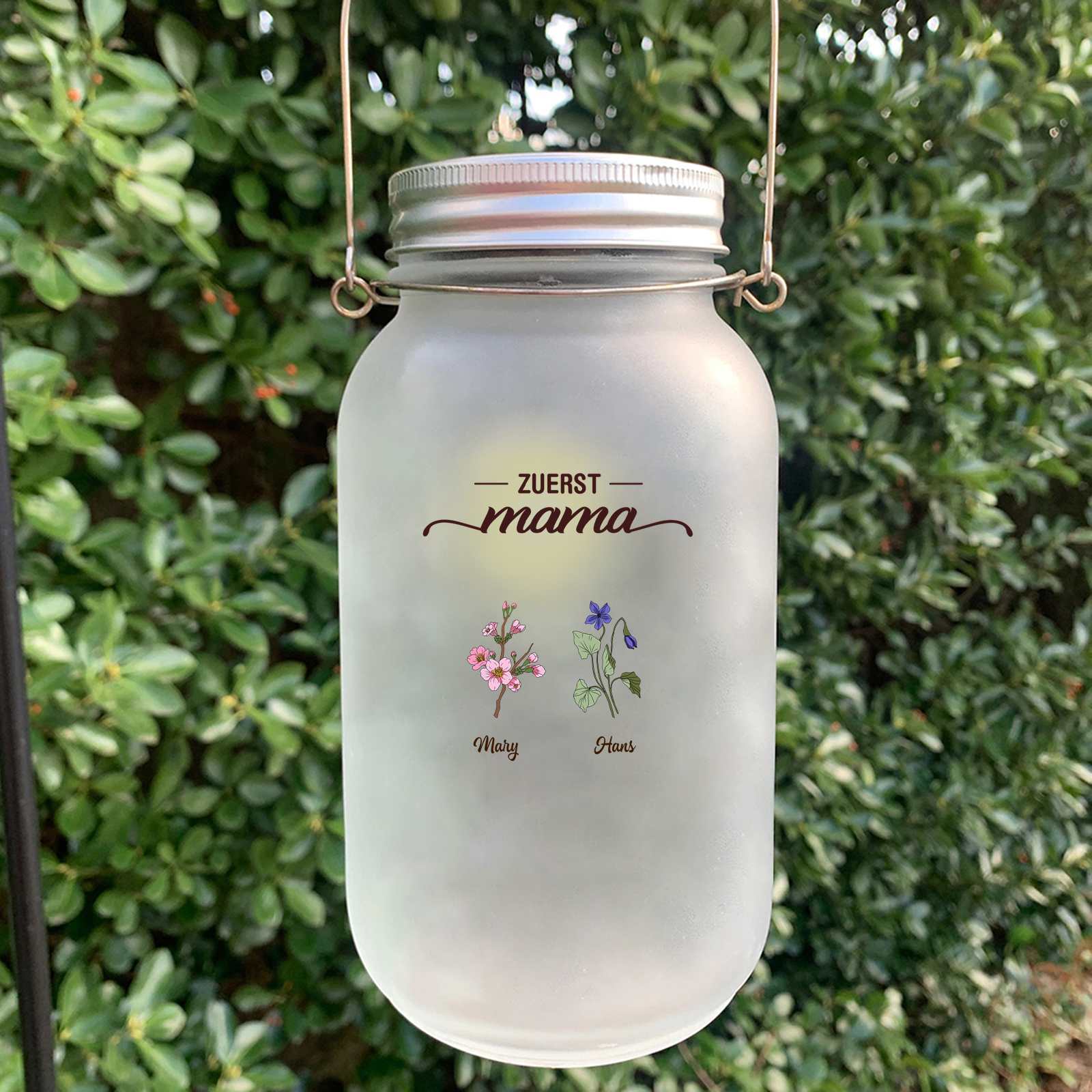 Personalisierte Solar-Glasflasche im Mason-Jar-Stil mit Blumenmotiv – Geschenk „Erst Mama, jetzt Oma“