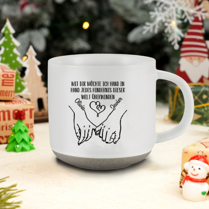 Personalisierte 2 Name & Text Hand-in-Hand Keramik Mark-Tasse mit schwarzer/ weißer Schrift– Einzigartiges Geschenk für Paar