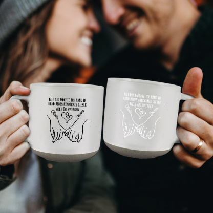 Personalisierte 2 Name & Text Hand-in-Hand Keramik Mark-Tasse mit schwarzer/ weißer Schrift– Einzigartiges Geschenk für Paar