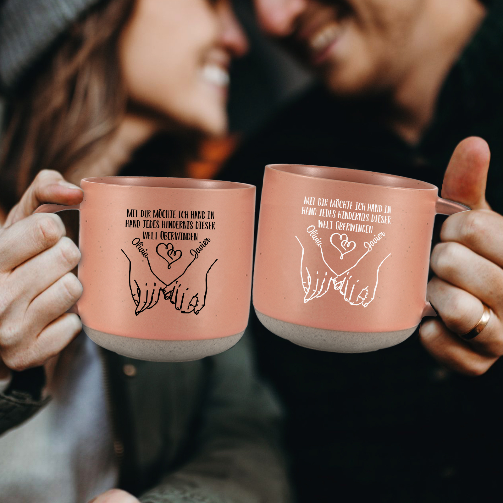 Personalisierte 2 Name & Text Hand-in-Hand Keramik Mark-Tasse mit schwarzer/ weißer Schrift– Einzigartiges Geschenk für Paar