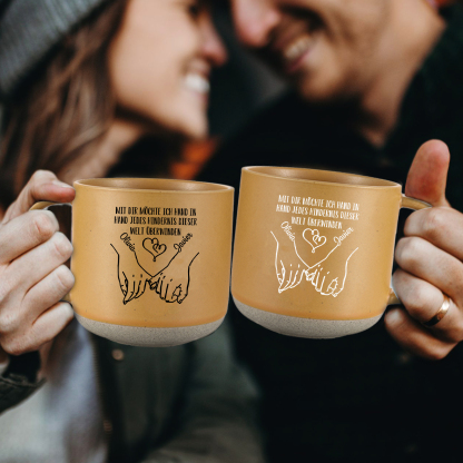 Personalisierte 2 Name & Text Hand-in-Hand Keramik Mark-Tasse mit schwarzer/ weißer Schrift– Einzigartiges Geschenk für Paar