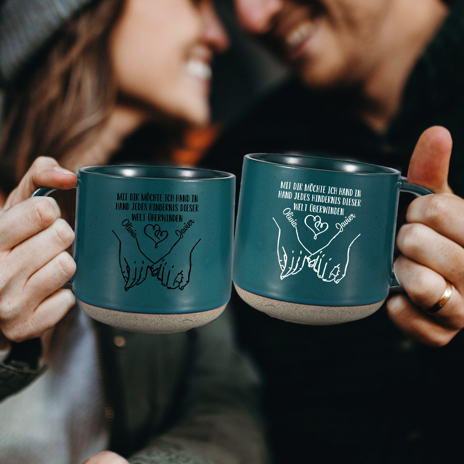 Personalisierte 2 Name & Text Hand-in-Hand Keramik Mark-Tasse mit schwarzer/ weißer Schrift– Einzigartiges Geschenk für Paar