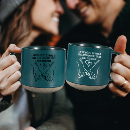 Personalisierte 2 Name & Text Hand-in-Hand Keramik Mark-Tasse mit schwarzer/ weißer Schrift– Einzigartiges Geschenk für Paar