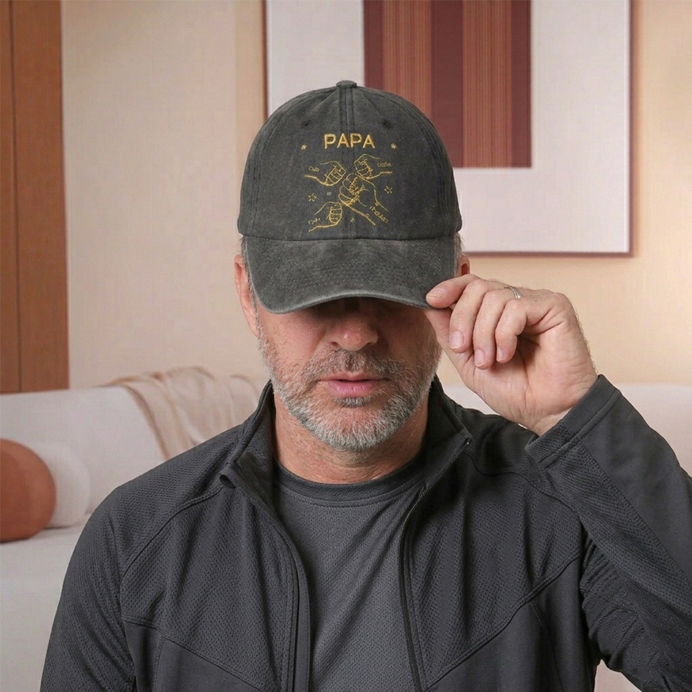 Personalisierte Basecap aus gewaschenem Jeansstoff mit 1 bis 10 Namen und Faustgruß-Motiv