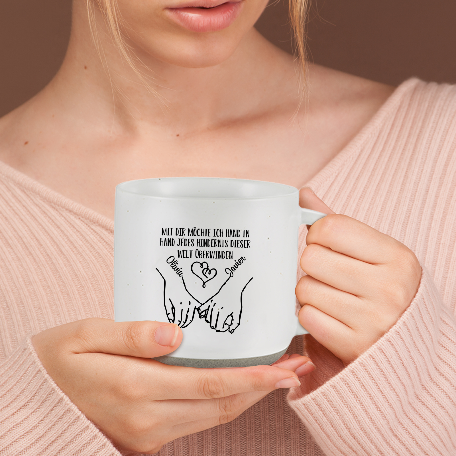 Personalisierte 2 Name & Text Hand-in-Hand Keramik Mark-Tasse mit schwarzer/ weißer Schrift– Einzigartiges Geschenk für Paar