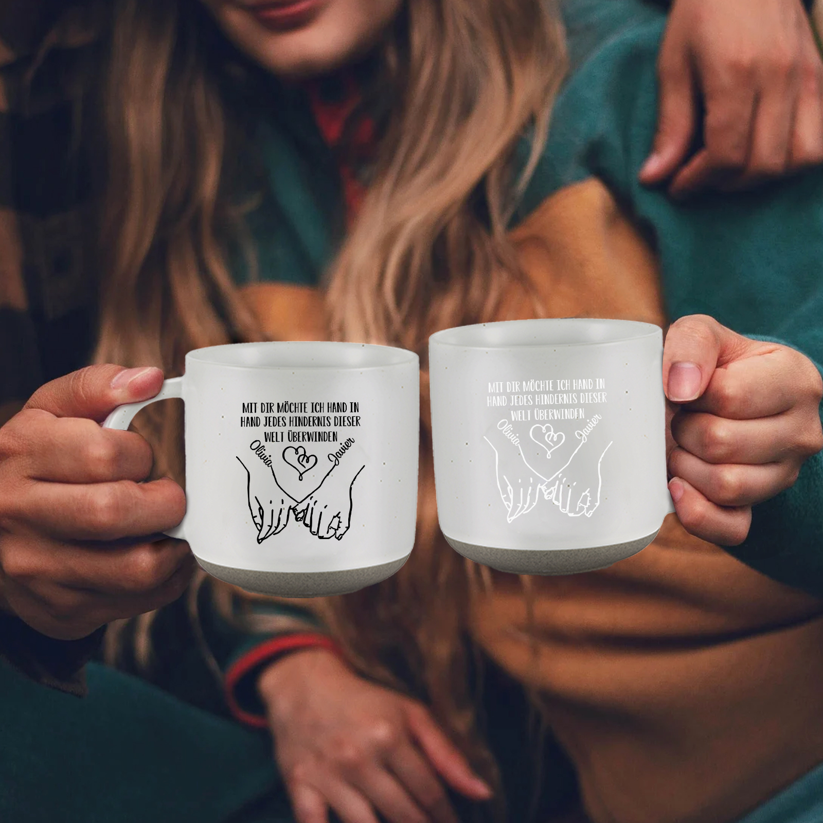Personalisierte 2 Name & Text Hand-in-Hand Keramik Mark-Tasse mit schwarzer/ weißer Schrift– Einzigartiges Geschenk für Paar