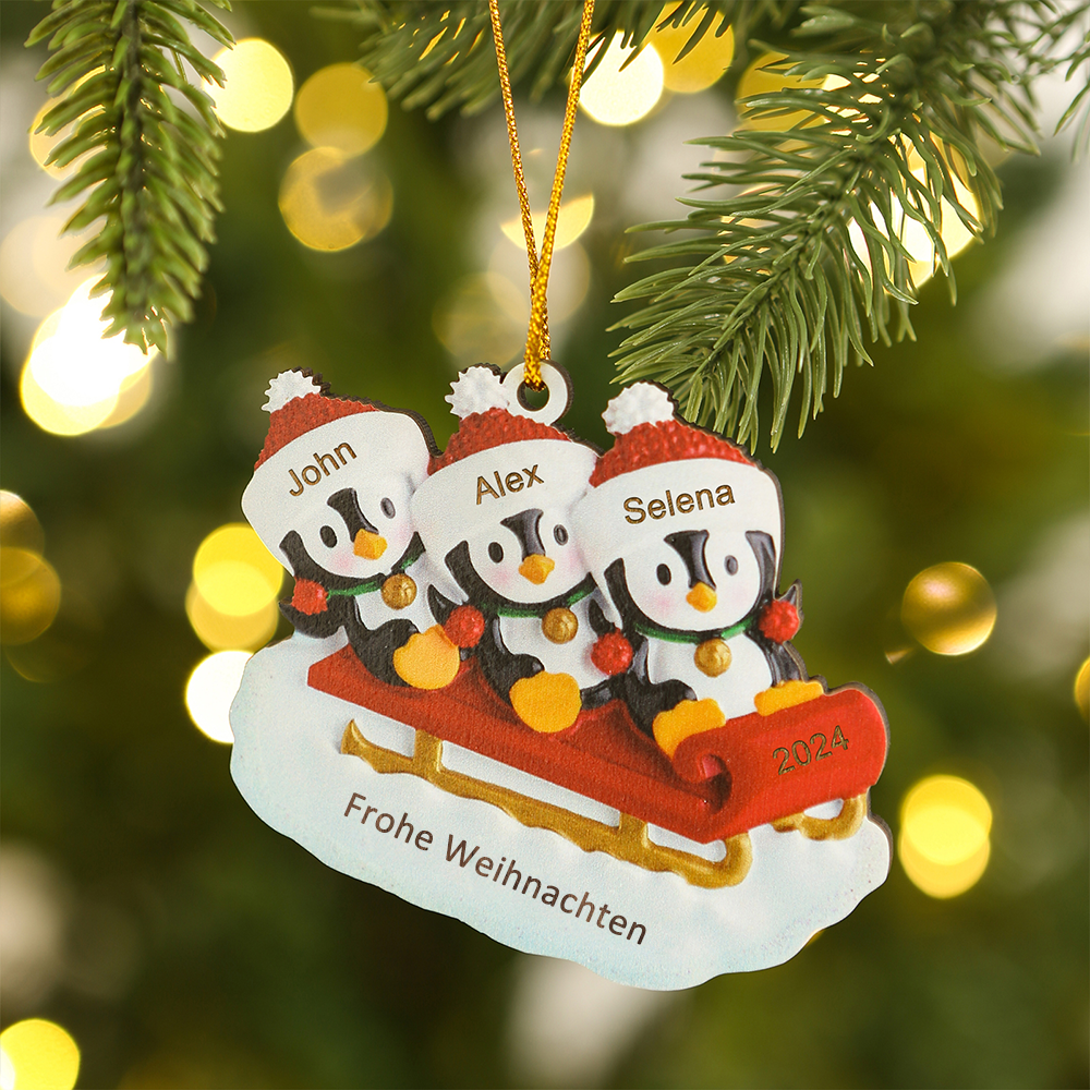 Holz Weihnachtsornament-Personalisierter Text & 2-6 Namen & Jahr niedliche Pinguin auf dem Schlitten Weihnachtsbaum-Anhänger