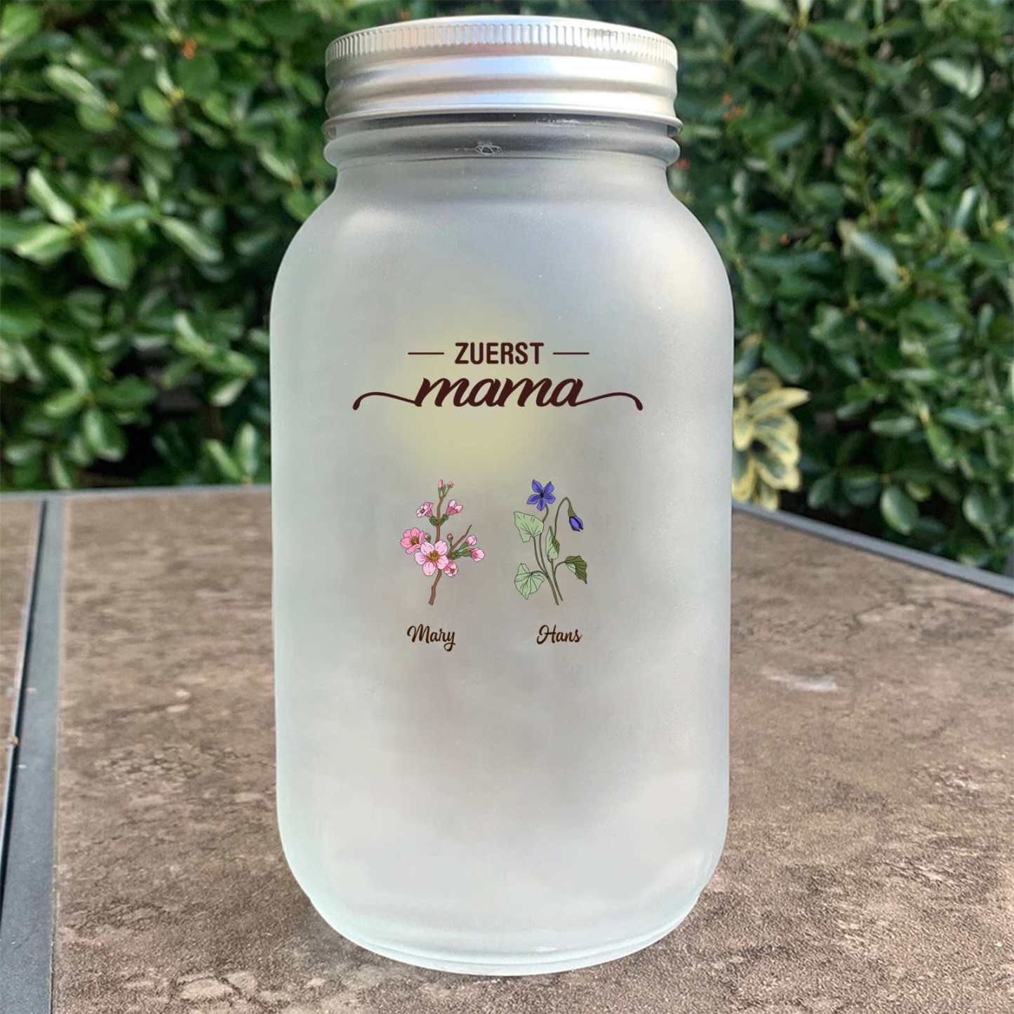 Personalisierte Solar-Glasflasche im Mason-Jar-Stil mit Blumenmotiv – Geschenk „Erst Mama, jetzt Oma“
