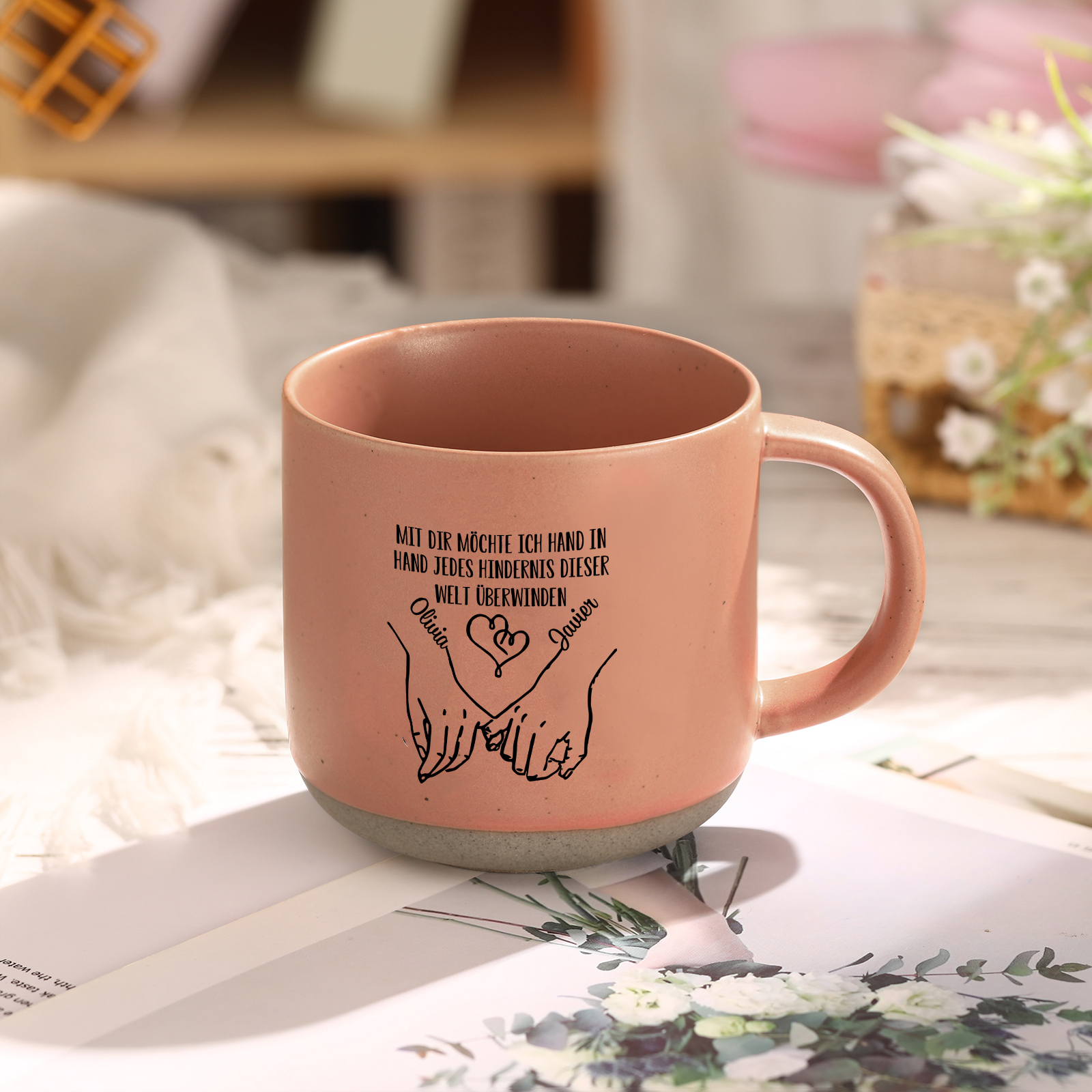 Personalisierte 2 Name & Text Hand-in-Hand Keramik Mark-Tasse mit schwarzer/ weißer Schrift– Einzigartiges Geschenk für Paar
