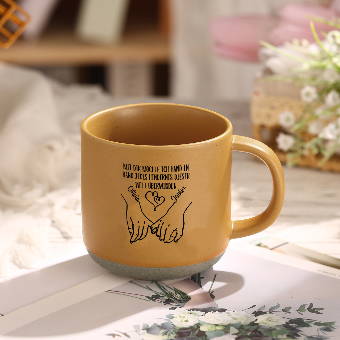Personalisierte 2 Name & Text Hand-in-Hand Keramik Mark-Tasse mit schwarzer/ weißer Schrift– Einzigartiges Geschenk für Paar