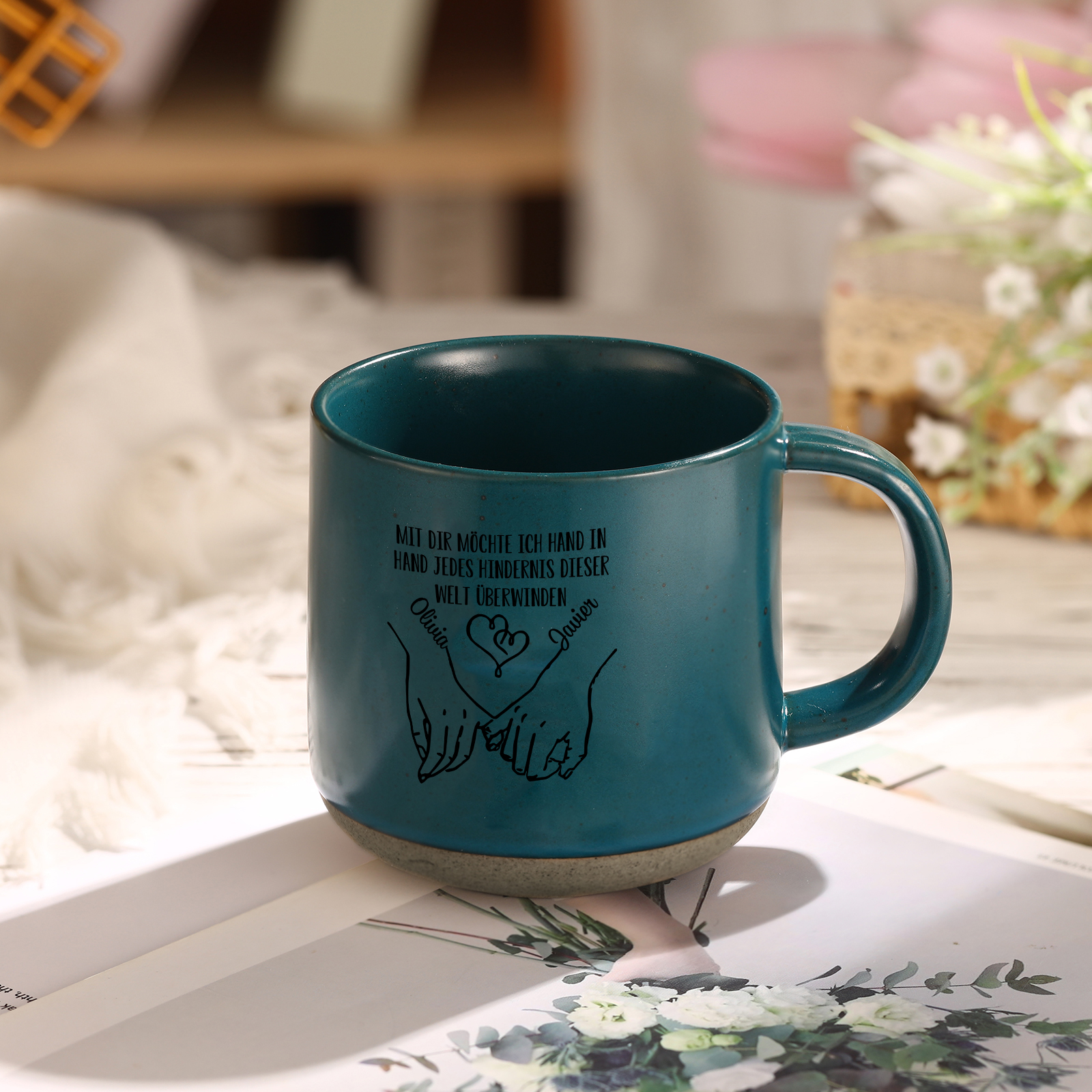 Personalisierte 2 Name & Text Hand-in-Hand Keramik Mark-Tasse mit schwarzer/ weißer Schrift– Einzigartiges Geschenk für Paar
