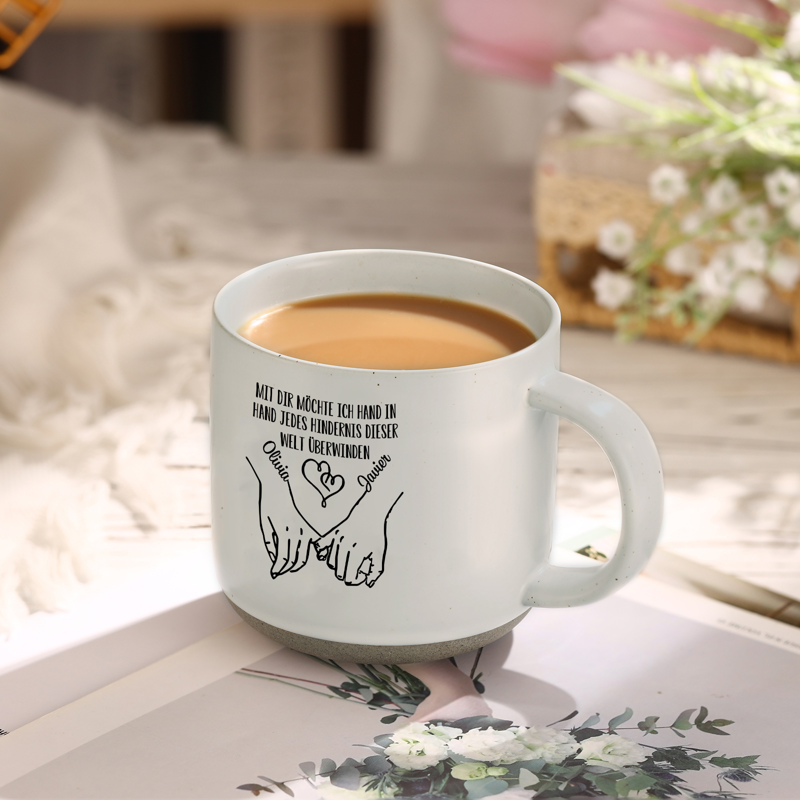Personalisierte 2 Name & Text Hand-in-Hand Keramik Mark-Tasse mit schwarzer/ weißer Schrift– Einzigartiges Geschenk für Paar