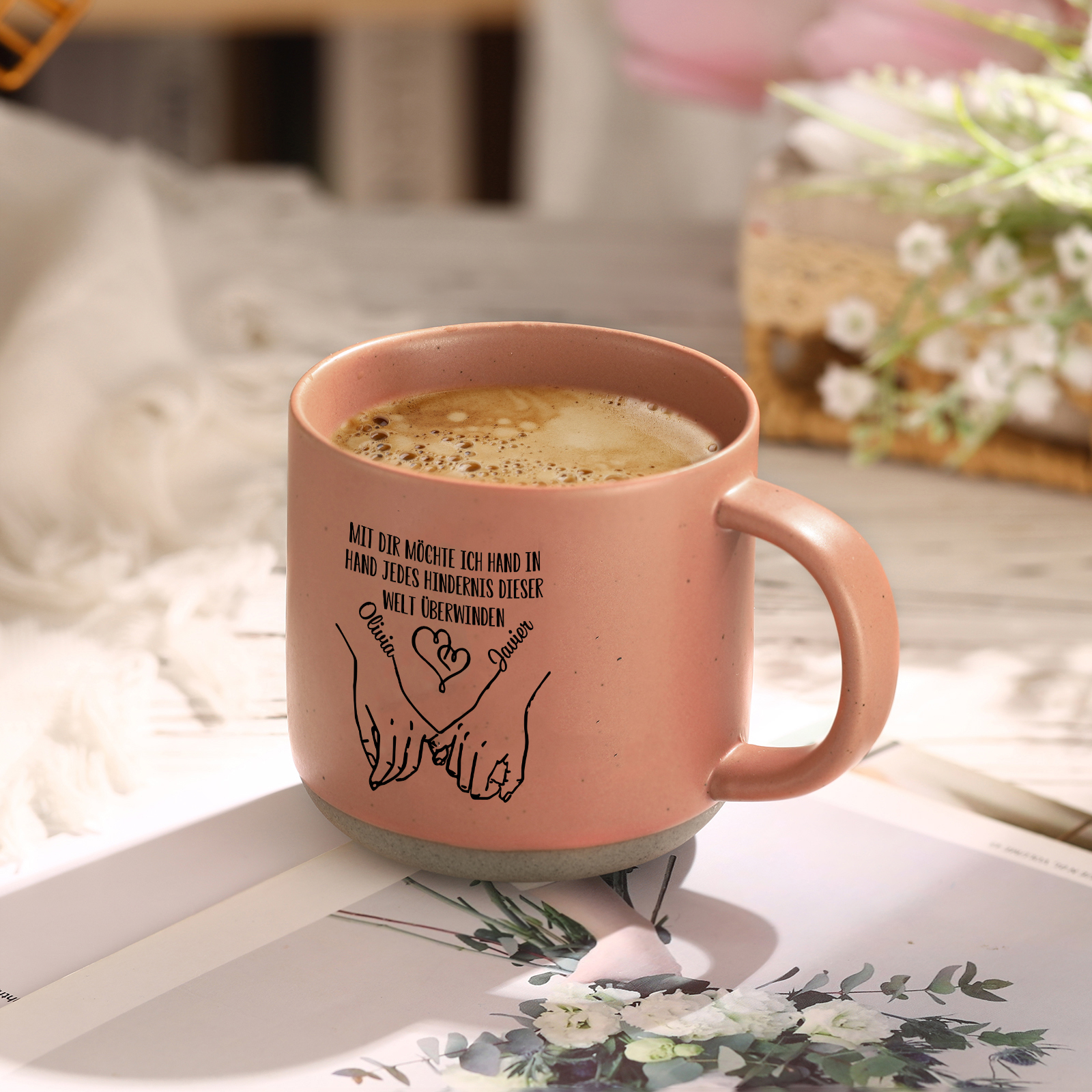 Personalisierte 2 Name & Text Hand-in-Hand Keramik Mark-Tasse mit schwarzer/ weißer Schrift– Einzigartiges Geschenk für Paar