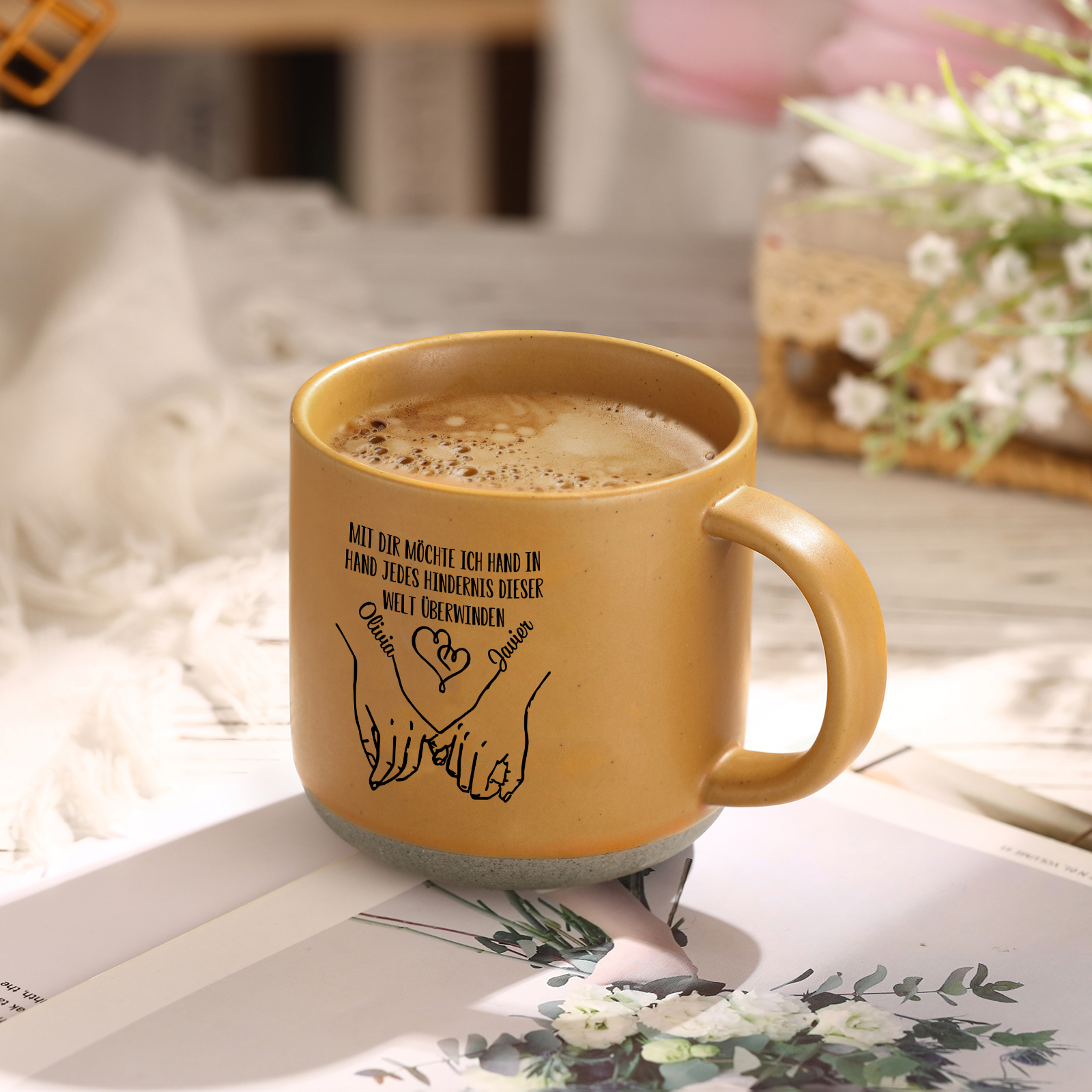 Personalisierte 2 Name & Text Hand-in-Hand Keramik Mark-Tasse mit schwarzer/ weißer Schrift– Einzigartiges Geschenk für Paar