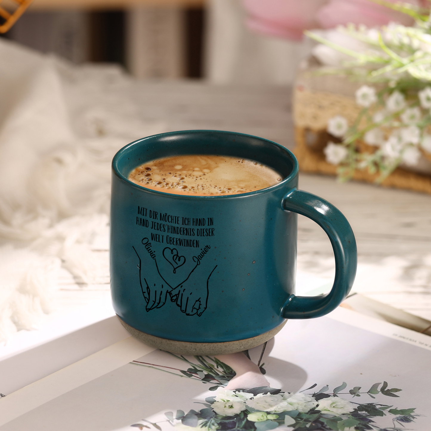 Personalisierte 2 Name & Text Hand-in-Hand Keramik Mark-Tasse mit schwarzer/ weißer Schrift– Einzigartiges Geschenk für Paar
