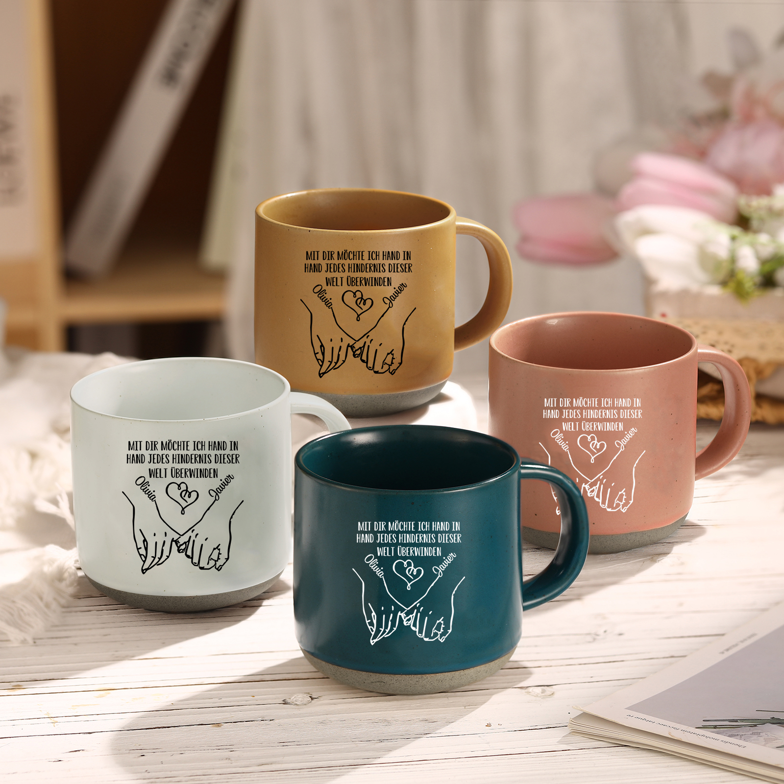 Personalisierte 2 Name & Text Hand-in-Hand Keramik Mark-Tasse mit schwarzer/ weißer Schrift– Einzigartiges Geschenk für Paar
