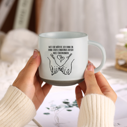 Personalisierte 2 Name & Text Hand-in-Hand Keramik Mark-Tasse mit schwarzer/ weißer Schrift– Einzigartiges Geschenk für Paar