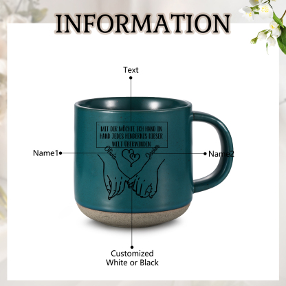 Personalisierte 2 Name & Text Hand-in-Hand Keramik Mark-Tasse mit schwarzer/ weißer Schrift– Einzigartiges Geschenk für Paar